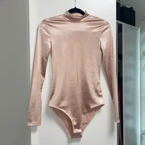 Långärmad bodywear i satin material. Färgen är glansig rosa🌸är storlek S. Mycket fin skick