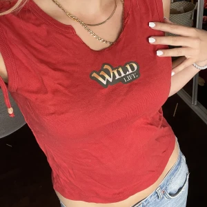 Rött linne med pärlband och logga  - Linne i Storlek M 💞