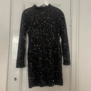 Paljettklänning - Svart paljettklänning från gina tricot. Storlek s. Oanvänd. 