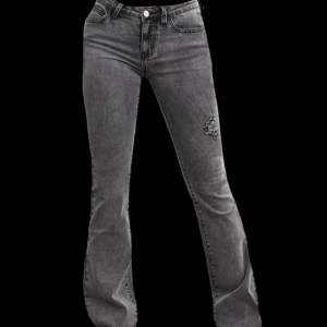 Ett par jeans från shein. Gråa jeans i storlek L. Passar M också. Använda 2-3 gånger ungefär. 🩶