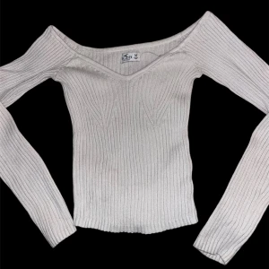 Tröja - Jätte fin tröja i storlek M från Hollister, köpt från london. Använd en gång och passar jätte bra på S. På bilden ser tröjan smutsig ut men det är bara ljuset 🤍