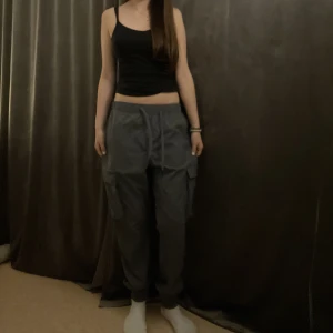 Mörkblå cargobyxor ifrån h&m - Mörkblå cargobyxor ifrån h&m i storlek s De är i bra skick och är bara använda ett fåtal gånger Detta är inte min klädstil längre så därför säljer jag de här!💞