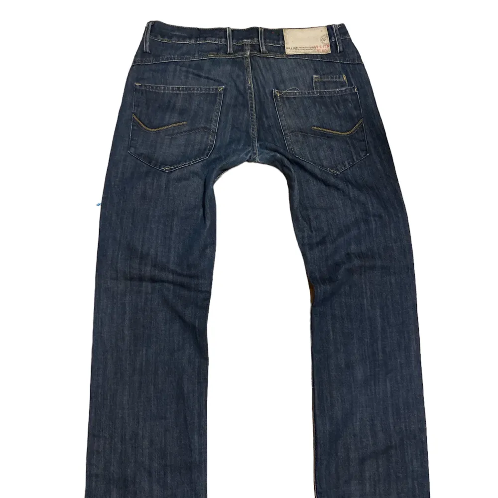 ett par lågmidjade jeans ifrån Jack & jones. Använda, men bra skick! . Jeans & Byxor.