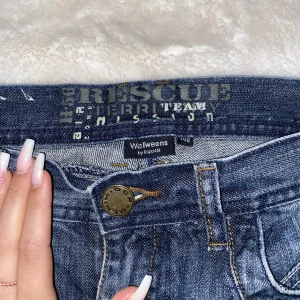 jättesnygga jeans till hösten!!🍁 - säljer mina favvojeans från kappahl då dem tyvärr är för små💔 lågmidjade och sitter jättesnyggt, inte pösiga alls i midjan. säljs inte längre💗