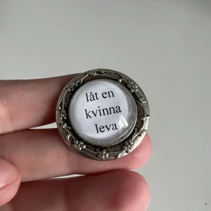 ”Låt en kvinna leva” justerbar ring - 150 kr