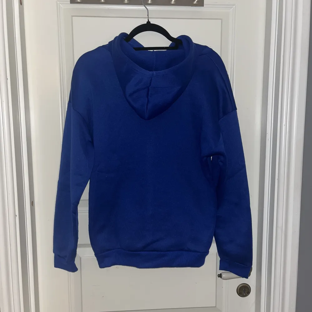 En hoodie i en väldigt fin blå färg! Den korrekta färgen syns bäst på sista bilden 💙. Hoodies.