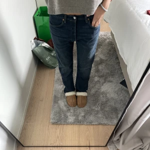 Lågmidjade levis jeans 501 - Perfekta jeans från levis. 501 alltså raka i modellen och lågmidjade. Andvänt 2 gånger. Jag är en storlek 38 och ibland 40 och dem passar mig perfekt. Väldigt sköna också, perfekt till skola eller vardag. W32 l30