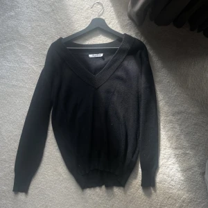 Stickad tröja - Svart stickad tröja från NA-KD i storlek S! ☺️