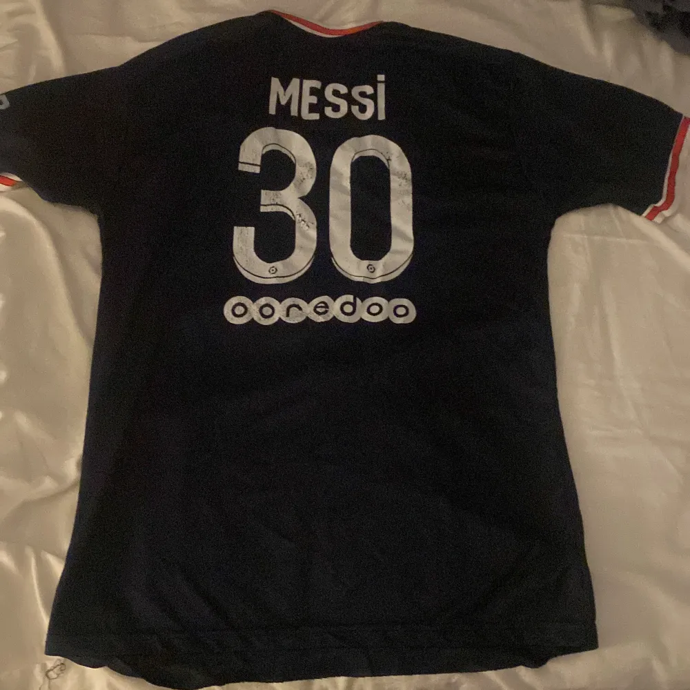 En fin psg t shirt med Messi på ryggen, storlek L men kan passa M också.. T-shirts.