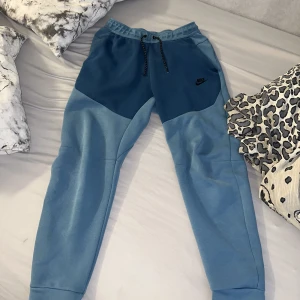 Nike tech fleece byxor - Säljer mina tech fleece byxor då dem inte används längre. Dom är använda men i bra skick. Denna färg är lite svår och få tag på så denna är lite eftertraktad. Storlek S