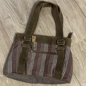 Randig väska fat face - Fin väska från fat face i mocka och tyg 🟣🟤🟣 Inköpt under 00-talet. 