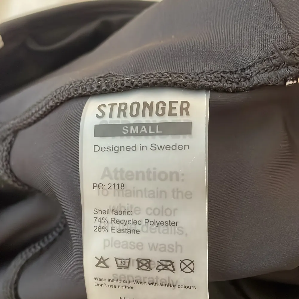 Helt oanvända leggings från stronger. Köpta för 799kr. Säljs pga att de inte kommer till användning⚡️. Jeans & Byxor.