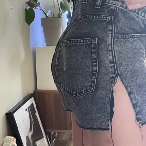 Svarta shorts med slits - Svarta ”urtvättade” jeansshorts från Cheap Monday. Slits på båda sidor. Mid/high waist. 100% organic cotton. Strl S. Kan skicka eller mötas upp i Stockholm!