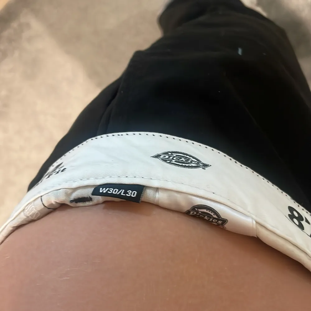 !FRI FRAKT! De populära Dickies byxorna! I storlek W/30 L/30 vilket motsvarar en XS. Passar bra på mig som är 163. 🖤 Spårbar frakt är 60kr kr. Nypris : ca 700kr ( pris kan sänkas vid snabb affär ). Farkut & Housut.