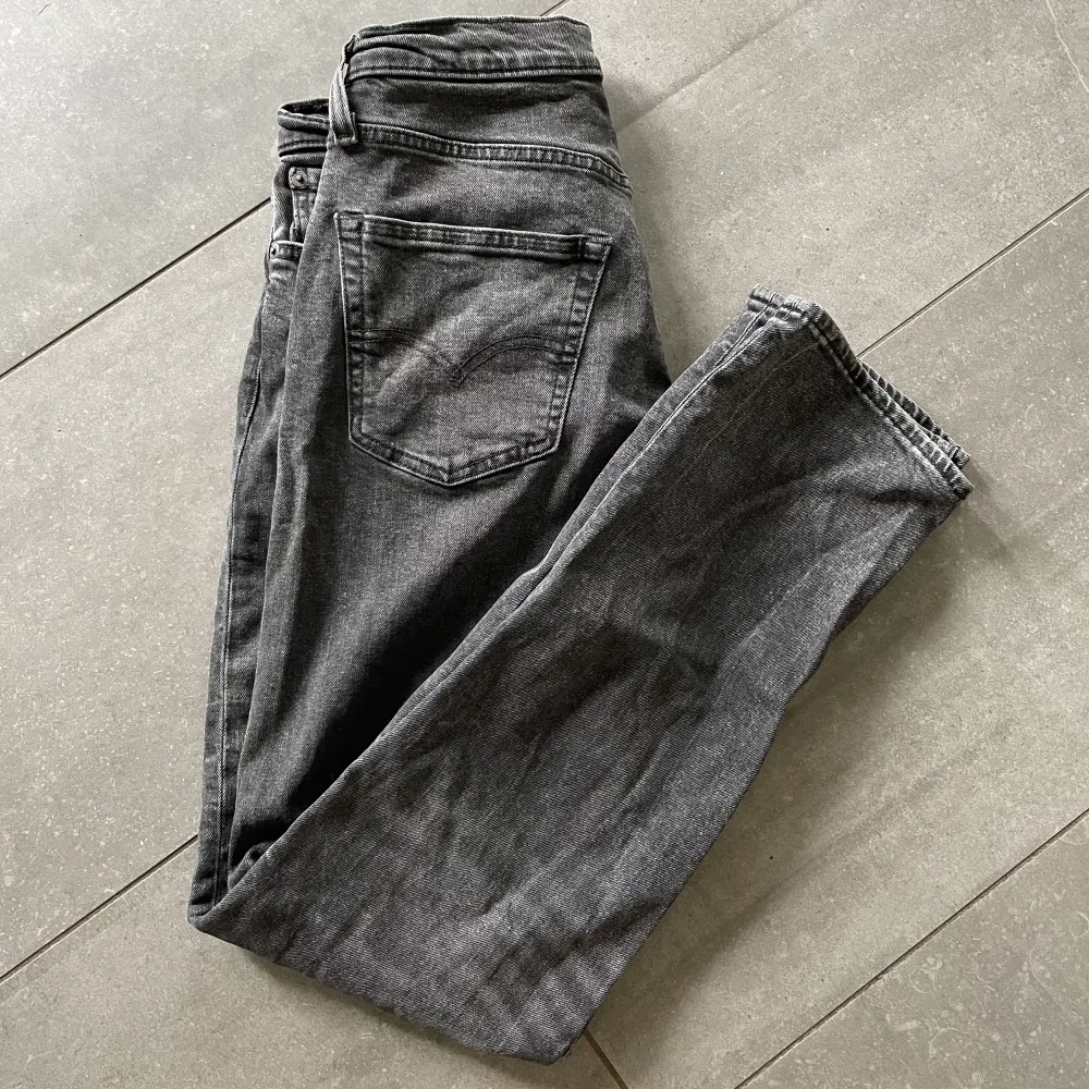 Ett par svarta Levis 502 premium jeans som inte längre används. Relativt nyskick och endast tvättade ett par gånger. Köparen står för fraktkostnaden. . Jeans & Byxor.