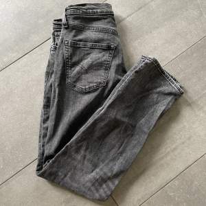Ett par svarta Levis 502 premium jeans som inte längre används. Relativt nyskick och endast tvättade ett par gånger. Köparen står för fraktkostnaden. 