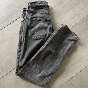 Levi’s jeans - Ett par svarta Levis 502 premium jeans som inte längre används. Relativt nyskick och endast tvättade ett par gånger. Köparen står för fraktkostnaden. 
