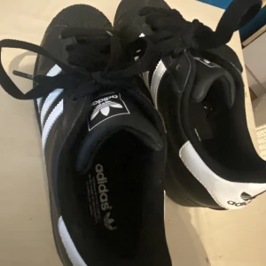 Adidas skor - Bekväma och ganska nya Adidas skor som inte använts så mycket, osäker på storlek, men skulle säga 35-36💕