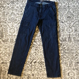 Dressmann Cargos - Dressmann Cargos Mörkblå W32 L32 Knappt använda