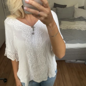Vit blus - Säljer denna vita blus. Har du någon fråga är det bara att höra av dig🫶🏻