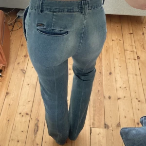 Bootcut jeans - Supersnygga och unika vintagejeans köpta secondhand på Humana. Väldigt bra skick. Modellen är lågmidjad bootcut, jag är 168 cm lång för storleksreferens 🤍🤍