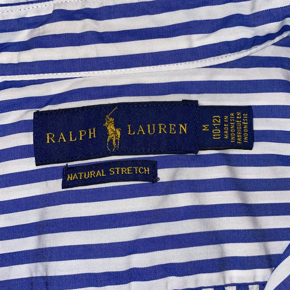 Skjorta från Ralph Lauren i 100% bomull. Fint skick och inga anmärkningar. Storlek M (10-12). . Skjortor.