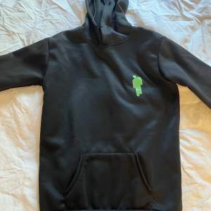 Säljer denna skit coola Billie Ellish hoodien!! Säljer för att den är för liten. Aldrig använt, fick i julklapp 2022❤️