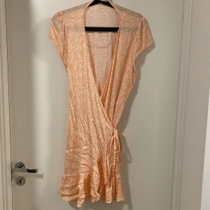 Klänning - En jätte söt klänning från Bikbok som aldrig är använd St S! Frakt 95kr!