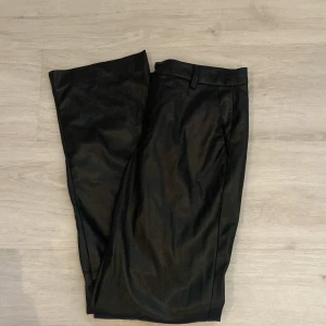 Vero Moda  - En knappen satt lite löst men dom funkar som dom ska ändå. Använd Max 2 gånger på grund av för stora för mig. (Frakten står alltid med i priset men om jag kan lämna det eller möta upp nån blir de billigare)