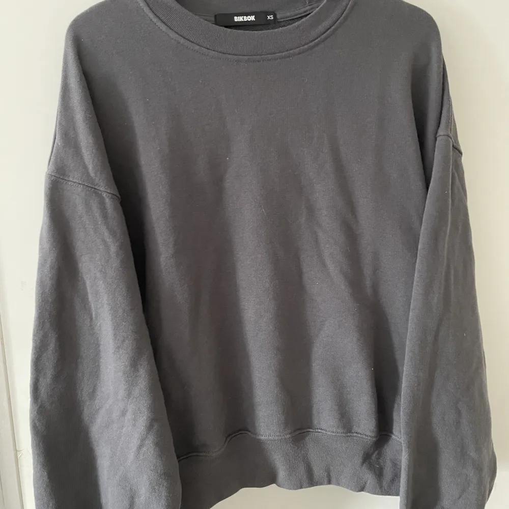 Mörkgrå sweatshirt från BikBok🖤 I storlek: XS Men skulle säga att den skulle passa från XS-M🖤 Använd fåtal gånger och är i bra skick🖤. Hoodies.