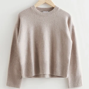 Stickad tröja - Säljer denna beiga stickade tröja från Other stories i strl S. Köpt för 490 kr och jag säljer för 250 kr.  