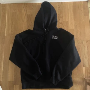 Stussy x Nike hoodie - Hej jag tänkte sälja min stussy x Nike hoodie. Storlek L men passar även M. Cond :10/10