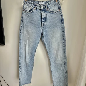 Jeans - Jeans med avklippt style