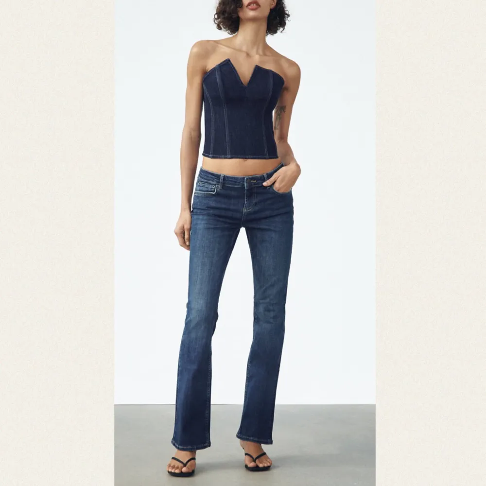 Slutsålda bootcut jeans från Zara, 399kr nypris. . Jeans & Byxor.
