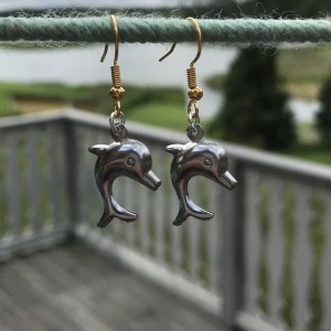 Ett par delfin-örhängen  - Ett par silverfärgade delfin-örhängen.krokar kan ändras till silver .Handgjort och nytt. Kontakta gärna vid frågor. Har också andra smycken på min profil. 