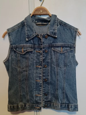 Snygg jeans väst - En snygg jeans väst, använt 1-2 gånger, lite lite nött vid öppningen för armarna men annars ser den helt ny ut. Pris kan diskuteras ❤️❤️