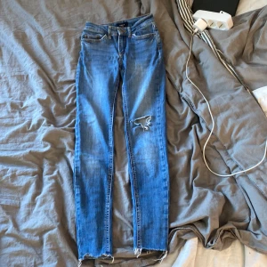 Skinny jeans - Blåa lågmidjade skinny jeans från pieces i storlek xxs. Mycket använda men sitter jättefint på så skulle säga att dom är i fint skick, själv älskar jag dom men är för små för mig nu💕
