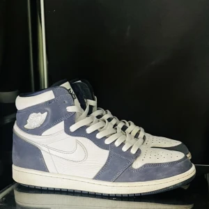 Jordan 1 high midnight navy - 🦋Jordan 1 high midnight navy 🦋🔥Storlek 44 🔥☀️Bra skick ☀️💯Svarar gärna på frågor eller skickar fler bilder 💯📦Kan fraktas eller mötas upp i Stockholm 📦🌸Pris kan diskuteras vid snabb affär 🌸