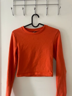 Orange crop top från Gina Tricot🧡 - Super fin orange crop top från Gina Tricot🧡Storlek: S Använd fåtal gånger men är i bra skick🧡