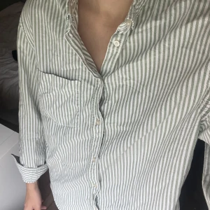 Hm skjorta XL - Grön och vit randig hm skjorta. I storlek XL som nytt skick