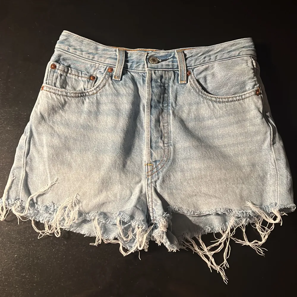 Från början Levi’s 501 jeans men klippte av dom till shorts💞 Väldigt bra skick och utan defekter.  Hög midja, men går att vika ner. Originalpris 1249kr men säljer för 500kr! . Shorts.