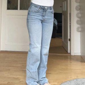 Jeans - ett par ljusa jeans från bikbok ”never denim” JP 90S straight 540 i använt men bra skick. nypris 599kr. säljer pågrund av för små. storlek: W27 L32. många intresserade= budgivning. säljer lika i en annan färg, kolla in. skriv om du undrar nått!!