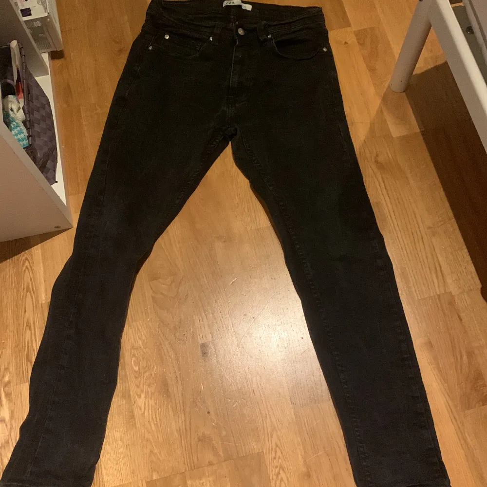 Hej ett par zara jeans som jag säljer inte använd  Ingen skada på de baggy jeans passar 13 åring ksk 14. Jeans & Byxor.