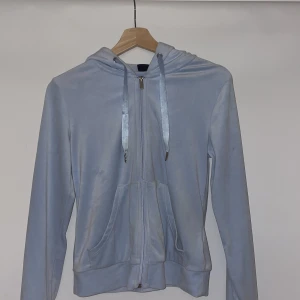 Skön baby blå sip-hoodie  - Jätte skönt matrieal, och jätte fin färg