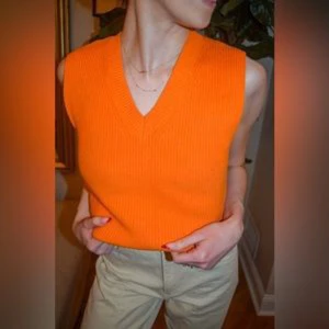 Zara väst - Orange Zara väst som anvöbdes få gånger. 
