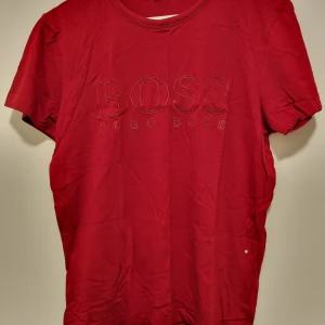 Hugo boss T-shirt - Mörkare röd t-shirt. Fint skick.