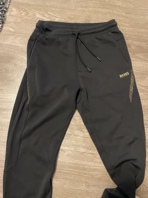 Hugo Boss mjukisbyxor - Mjukisbyxor från Hugo Boss i storlek S. Väldigt sköna. I mycket bra skick för dem är knappt använda. 