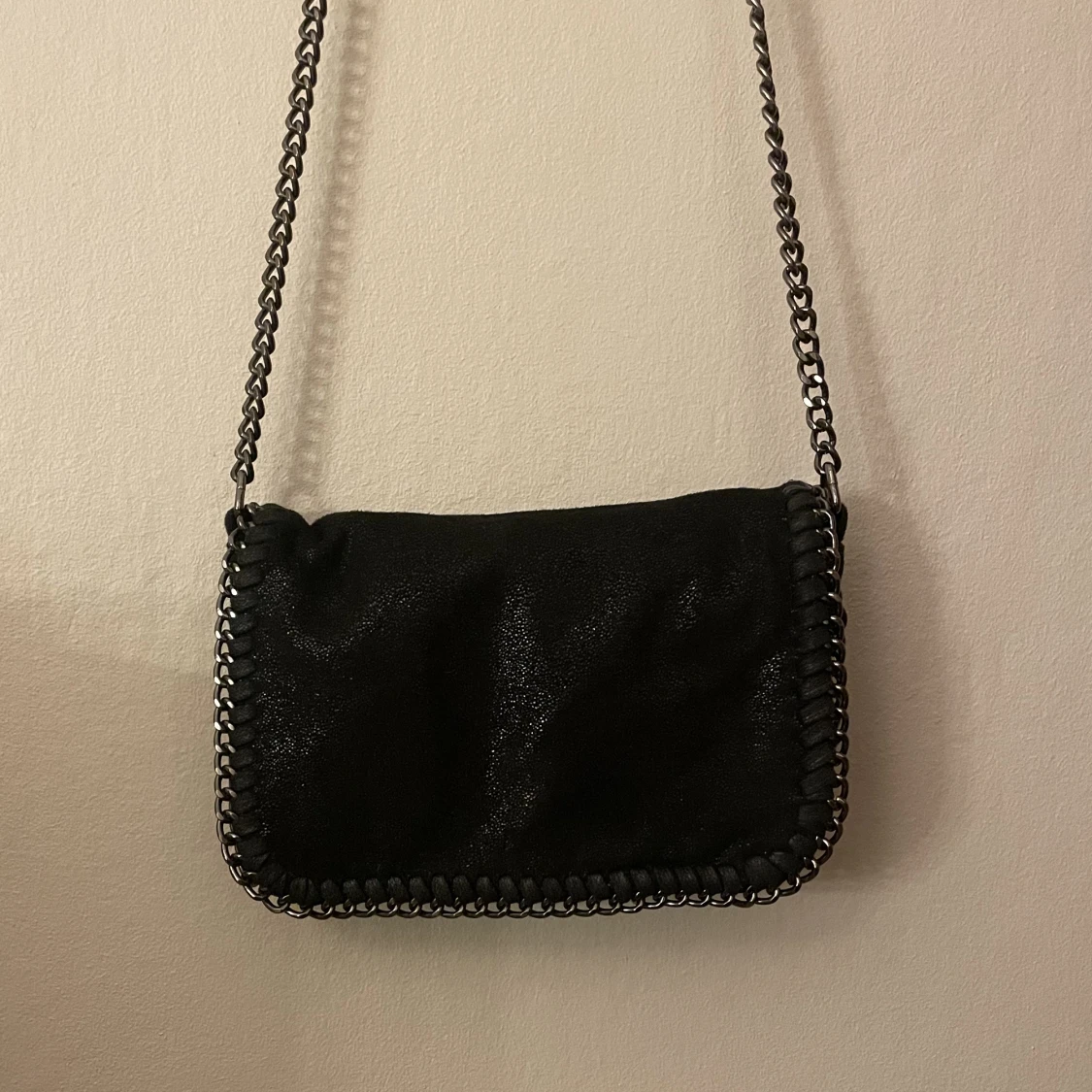 Svart glittrig kedjeväska 
