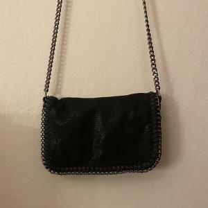 Svart glittrig kedjeväska  - Jätte söt svart väska med lite skimmer/glitter som inte kommer till användning 💕💕