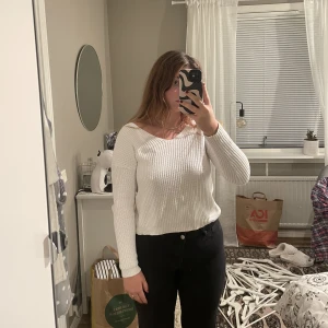 Stickad tröja - Jätte fin stickad tröja med knyte i ryggen. Köppt ifrån Nelly stl XS